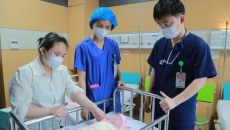 Y tế tuần: 93 ngày hồi sinh bé gái sinh non chỉ nặng 550gr