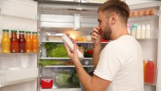 Cách khử mùi tủ lạnh và bảo quản thức ăn đúng cách