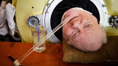 Người đàn ông với di chứng bại liệt qua đời sau 70 năm sống cùng 'lá phổi sắt' 