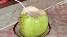 Uống nước dừa có thể hỗ trợ quá trình giảm cân