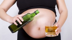 Mẹ bầu uống rượu ảnh hưởng đến sự phát triển của thai nhi