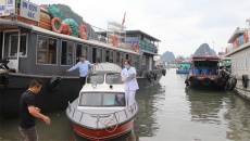 Quảng Ninh: Đỡ đẻ cho sản phụ ngay trên biển