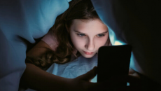 Ánh sáng xanh từ các thiết bị điện tử có thể ảnh hưởng đến giấc ngủ 