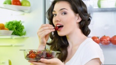 Đói bụng trước khi đi ngủ, bạn nên ăn và uống gì?