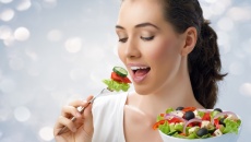 8 loại rau hỗ trợ làm trắng răng tự nhiên