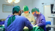 Y tế tuần: Phẫu thuật cứu sống bệnh nhân mắc cùng lúc 2 loại ung thư