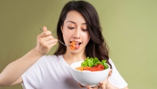 Chuyên gia chia sẻ 2 mẹo ăn uống giúp tăng cường miễn dịch