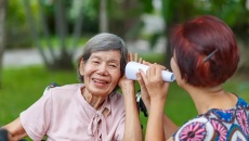 Dấu hiệu lãng tai ở người cao tuổi