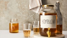 Trà kombucha có chứa cồn không, ai nên hạn chế uống?