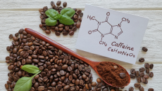 Caffeine trong trà và cà phê giúp làm giảm nguy cơ đau tim, đột quỵ?