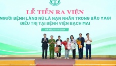 Sau gần 2 tháng điều trị, bé gái Làng Nủ đã được xuất viện