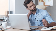 Tư thế ngồi làm việc giúp phòng ngừa thoát vị đĩa đệm cổ
