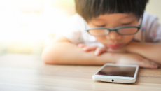 Cha mẹ nên làm gì để giúp con tránh xa các thiết bị điện tử ngày Tết?