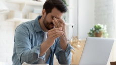 Cách bảo vệ mắt khi phải nhìn màn hình điện thoại, máy tính quá lâu