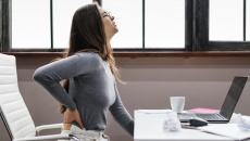 Ngồi làm việc quá lâu: Làm sao để bảo vệ cột sống?