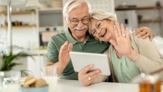 Sử dụng điện thoại có hại với trí não người già không?