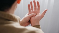 Run tay kèm đổ mồ hôi nhiều, dùng TPBVSK Vương Lão Kiện được không?