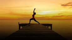Rèn luyện sức khỏe với bài tập yoga 'chào mặt trời'