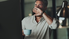 Vì sao bạn lại buồn ngủ sau khi uống cà phê?