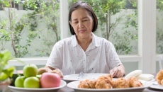 Tuổi già có cần kiêng đồ ăn nhiều dầu mỡ?