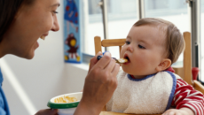 Chế độ dinh dưỡng tối ưu cho sự phát triển trí não của trẻ sơ sinh
