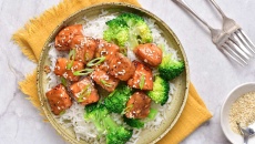 Cá hồi nướng đẫm sốt xì dầu tỏi cho bữa tối nhanh gọn