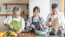 Tự nấu ăn, kỹ năng sống còn của người cao tuổi