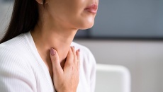 Bướu cổ lành tính có ảnh hưởng đến khả năng sinh sản và nội tiết nữ không?