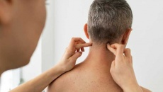 Bấm huyệt có tốt cho người thoái hóa đốt sống cổ? 
