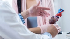Người trẻ tuổi bị hở van tim nặng nên thay van tim loại nào?