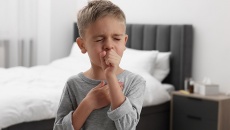 Cách xử trí khi trẻ ho đờm, nôn trớ