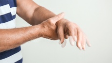Người bệnh Parkinson tay run mạnh, chân yếu: Tăng liều thuốc có đỡ không?