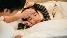 Trẻ mất ngủ vì bệnh tay chân miệng: Phải làm sao?