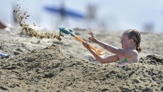 Cẩn trọng với hố cát khi cho trẻ vui chơi trên bãi biển