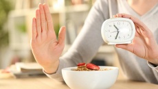 Nhịn ăn gián đoạn: Kẻ thù hay đồng minh của chị em ở tuổi sinh sản?