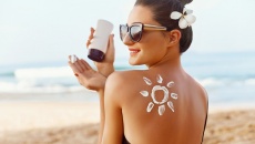 Bí kíp bảo vệ da bất chấp nắng gió khi đi biển 