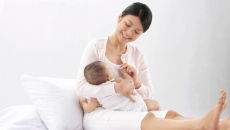Nuôi con bằng sữa mẹ: Tốt cho mẹ, khỏe cho con