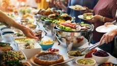 3 nguy cơ về an toàn thực phẩm tiềm ẩn trong bữa ăn buffet