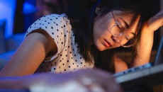Mất ngủ, lo âu kéo dài cảnh báo thiếu hụt serotonin 