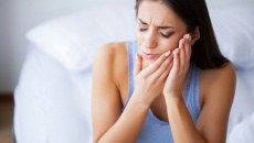 Ngủ dậy bị chảy máu chân răng là bị bệnh gì?