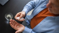 Tự tăng liều thuốc điều trị Parkinson có giúp run đỡ hơn không?