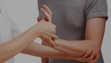 Người trẻ tuổi bị rung giật bắp tay và toàn thân có sao không?