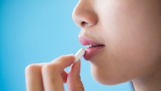 Thực hư nhai kẹo cao su giúp đường viền hàm sắc nét