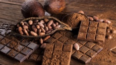 Ăn hạnh nhân và chocolate đen có giảm cholesterol?