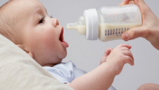 Thời điểm cho bú ảnh hưởng thế nào tới giấc ngủ của trẻ sơ sinh?