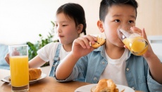 Bí quyết chọn đồ uống lành mạnh cho con