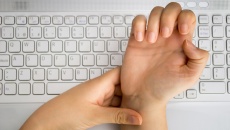 Những nguyên nhân khiến dân văn phòng bị run tay