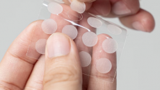 Miếng dán mụn hoạt động thế nào?