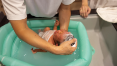 Làm thế nào để tắm cho trẻ sơ sinh một cách an toàn và nhẹ nhàng?