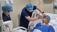 Thấy người bị tai nạn, Thứ trưởng Bộ Y tế ra tay giải nguy 